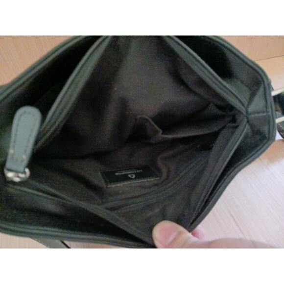 Liz Claiborne Black Shoulder Bag Adjustable Strap Front & Back Pockets - Picture 10 of 15